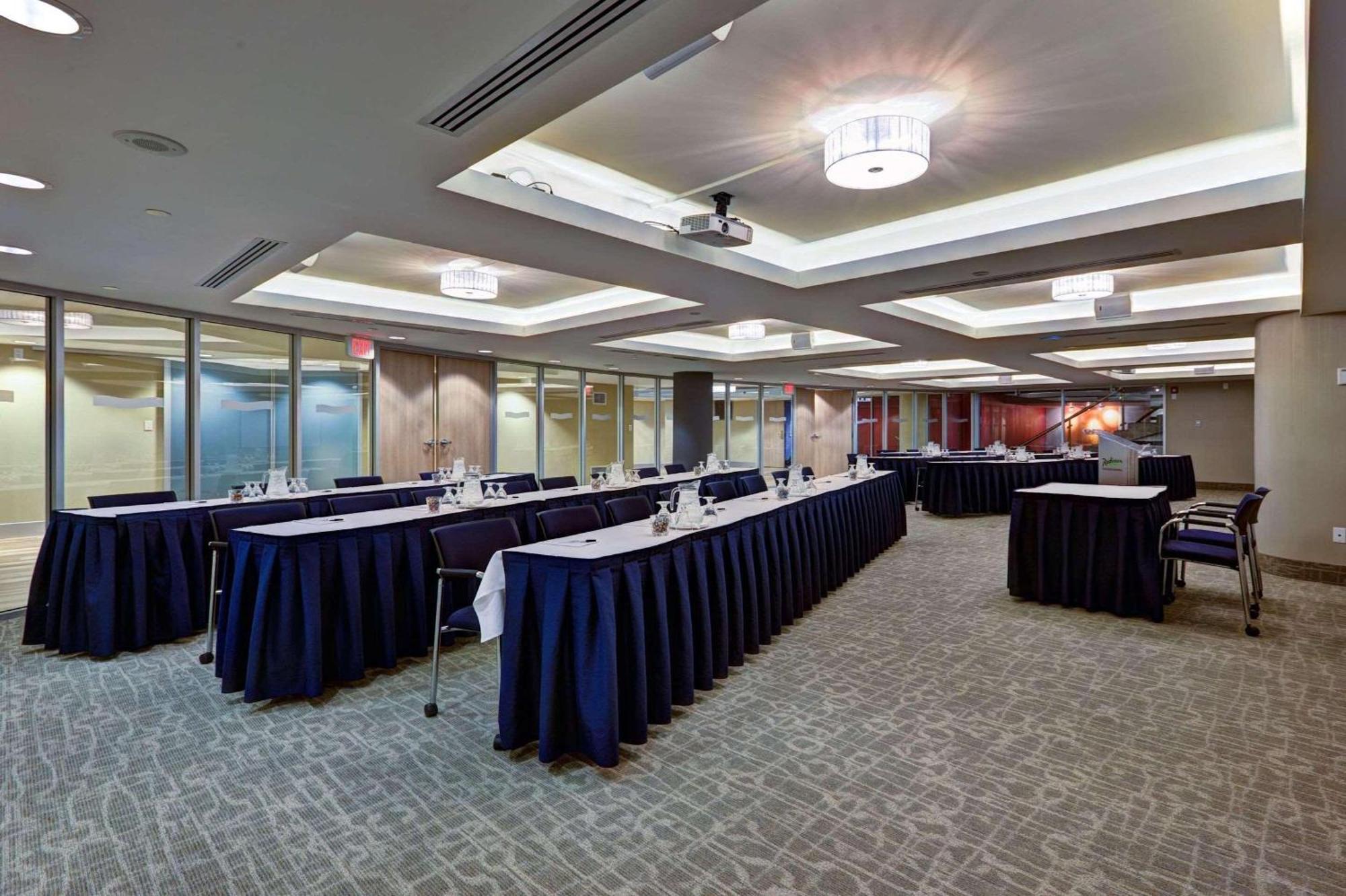 Radisson Blu Toronto Downtown 호텔 외부 사진